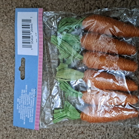 6 Decorative Carrots 1 pack - Picture 2 of 2